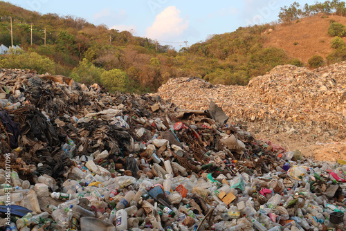 Cuadro en lienzo Koh Larn, Thailand – March 10, 2026: A massive open landfill with towering piles