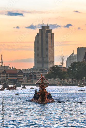 Obraz na plátně BANGKOK, THAILAND - AUGUST 17, 2026: Royal barge Narai Song Suban Rama IX sails during the first minor rehearsal of the Royal Barge Procession on Chao Phraya River with city skyline at sunset