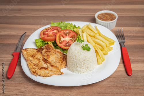 Canvastavla Brazilian prato feito - Chicken rice french fries healthy food still life