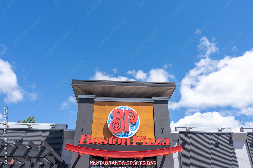 Fototapeta premium Toronto, ON, Canada - August 17, 2026: Closeup exterior storefront signage of a Boston Pizza restaurant and sports bar on the building in Toronto, ON, Canada.
