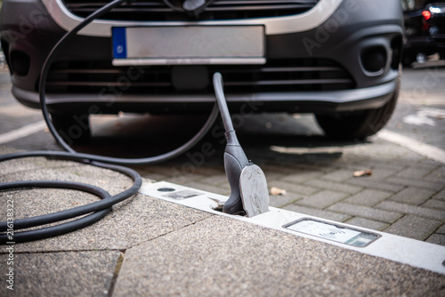 Ein E-Auto wird an einem Ladebordstein auf der KÖ mit einem Kabel aufgeladen, Düsseldorf, Deutschland
