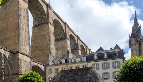 Fotografía Historic viaduct de Morlaix with stone arches and traditional architecture under