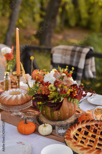 Canvastavla Autumn floral arrangement in a pumpkin centerpiece on a festive Thanksgiving table outdoors