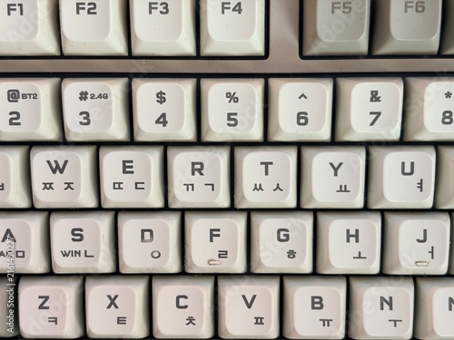 Foto Close-up of a beige mechanical keyboard with dual English and Korean alphabet ke