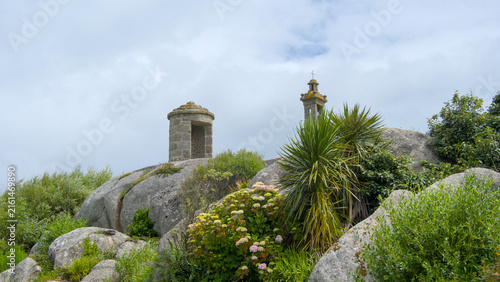 Foto Chapelle Pol in Brignogan-Plages surrounded by blooming wild pink flowers under