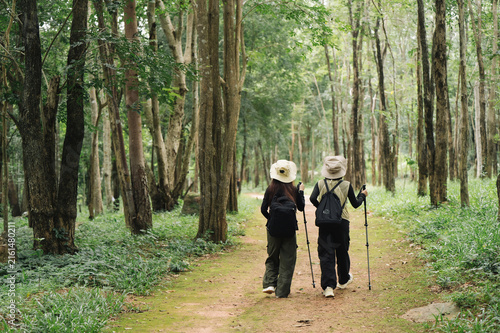 Canvastavla back-view-two-female-hikers-walking-forest-path.jpg