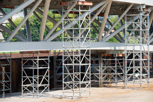 Obraz na plátne Steel scaffolding towers and shoring framework supporting tubular bridge truss s