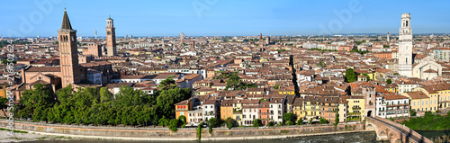 Fotografía Panoramic skyline of historic Verona and the Adige River, Italy