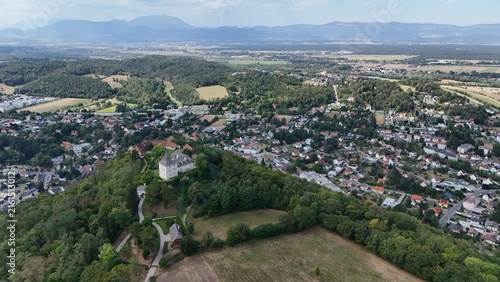 das Schloss Pitten mit dem Ort Pitten, Bucklige Welt, Niederösterreich 