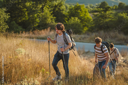 Konstfotografi Friends hiking with backpacks enjoying outdoor trekking adventure