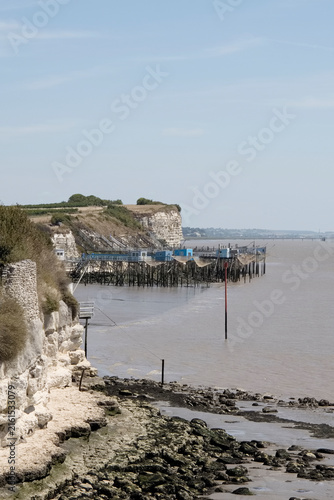 Konstfotografi Carrelets et falaises calcaires sur l'estuaire de la Gironde, Talmont-sur-Girond