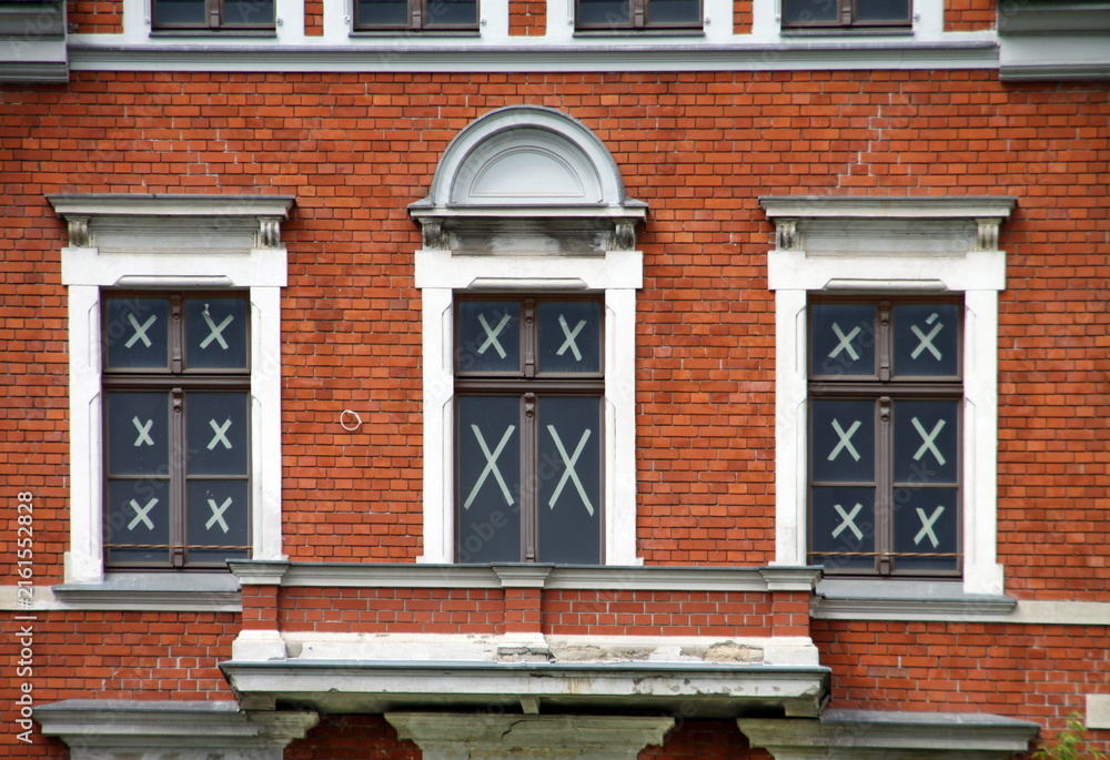 Fototapeta premium Fenster mit aufgeklebten Kreuzen