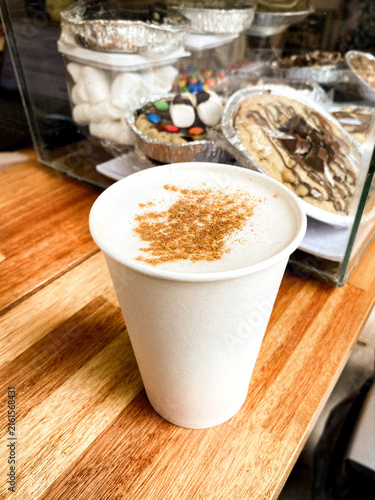 cafe capucchino con canela al paso