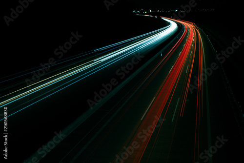 Canvas Print Eine Autobahn in der Nacht mit Langzeitbelichtung von einer Brücke fotografiert