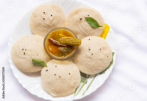 Canvastavla Hot and steaming idly in a white plate and sambar in a isolated white background