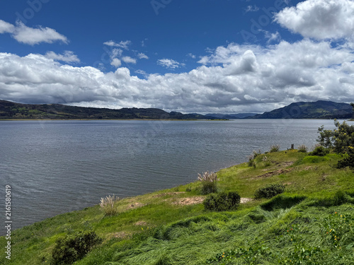 Konstfotografi Vista panorámica del Embalse de Tominé bajo un cielo nublado, Colombia