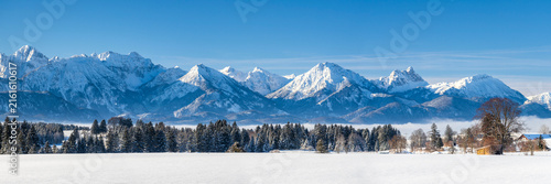 Panorama Winter-Landschaft im Allgäu bei Füssen mit Bergkette der Alpen
