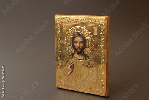 Foto An old icon depicting Jesus Christ against a dark background; an icon as a symbol of Christianity
