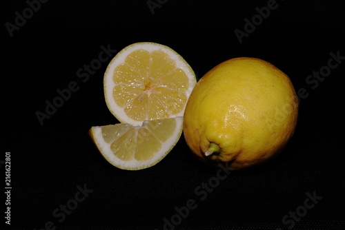 Fotografía Close up of juicy yellow lemons and fresh green leaves