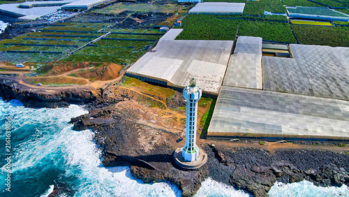 Foto aérea con dron del faro de Las Hoyas en Tazacorte en La isla de La Palma.