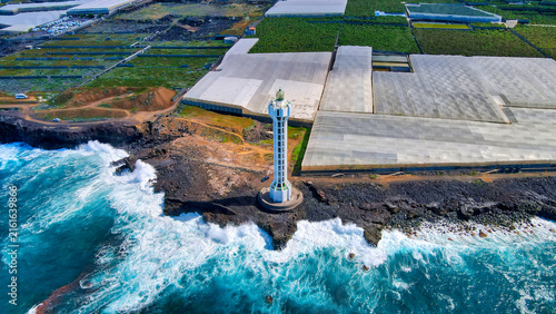 Foto aérea con dron del faro de Las Hoyas en Tazacorte en La isla de La Palma.