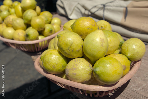 Konstfotografi baskets perspective of fresh lemons in the open-air market in the historic cente