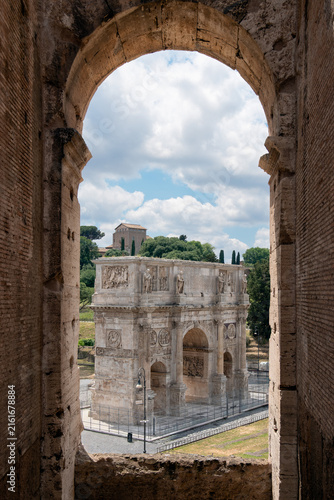 Obraz na plátne View of the ancient Arch of Constantine framed through a brick archway of the Co