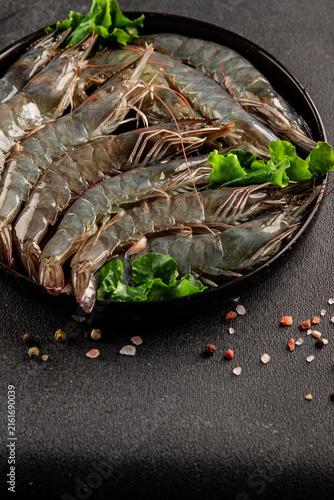 Fotografie Raw prawns crustacean large shrimp (gambas) fresh seafood pescetarian diet food