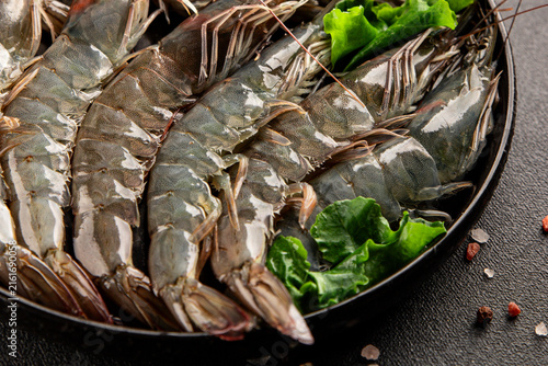 Foto Raw prawns crustacean large shrimp (gambas) fresh seafood pescetarian diet food