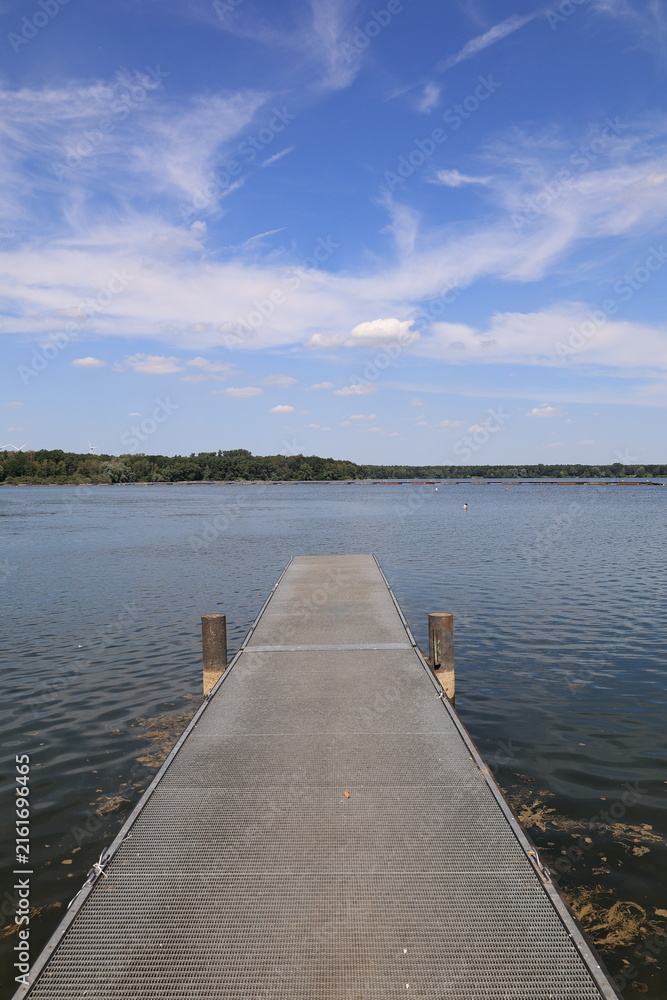 Obraz premium Blick auf den Halterner Stausee im Ruhrgebiet 