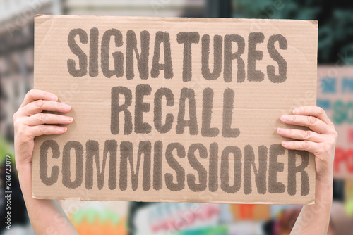 Canvastavla "Signatures Recall Commissioner" Enough gathered against county official