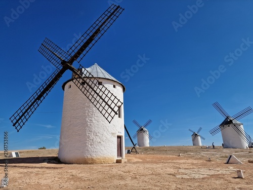 Foto Iconic Spanish windmills standing on a dry hill in Campo de Criptana, Castilla-L
