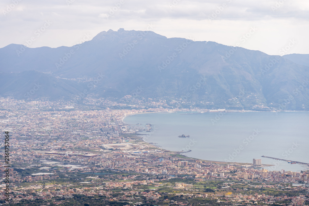 Fototapeta premium Panoramic coastal city beneath a mountain range