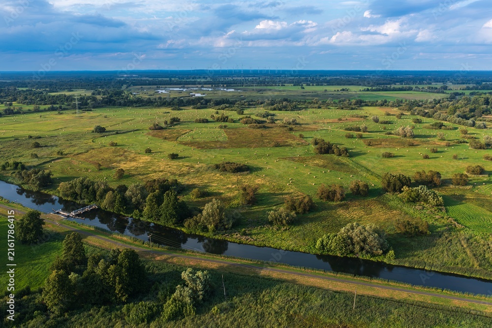 Obraz premium Ländliche Gegend mit Fluss, Schleuse und Wehr