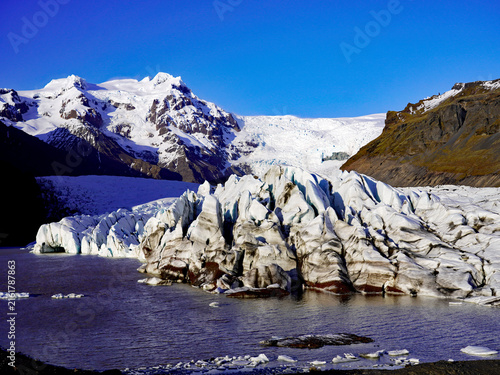 Konstfotografi A rugged glacier tongue with dramatic ice ridges terminates into a glacial lagoo