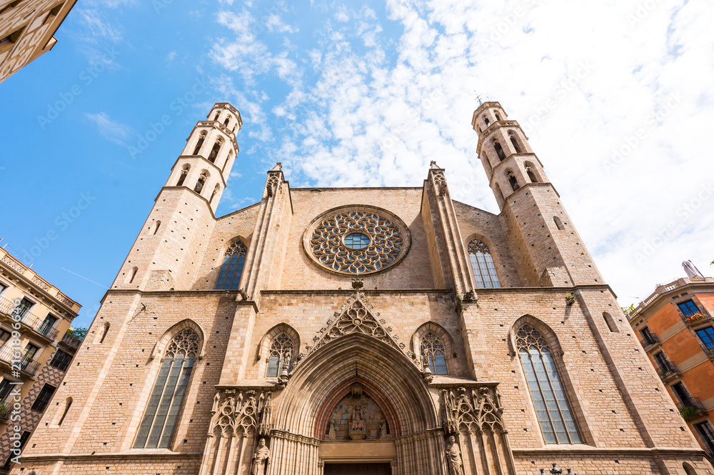 Fototapeta premium Facade of Santa Maria del Mar Church in Old Town of Barcelona City in Spain
