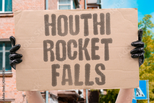 Fotografía "houthi rocket falls" The insurgent faction launches a projectile that lands near the capital district