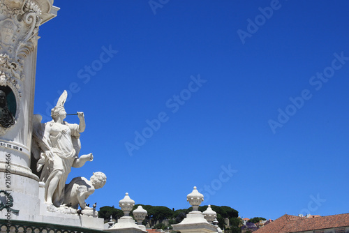 Foto Sculptural Details of King Jose I Equestrian Statue Pedestal with Winged Allegor