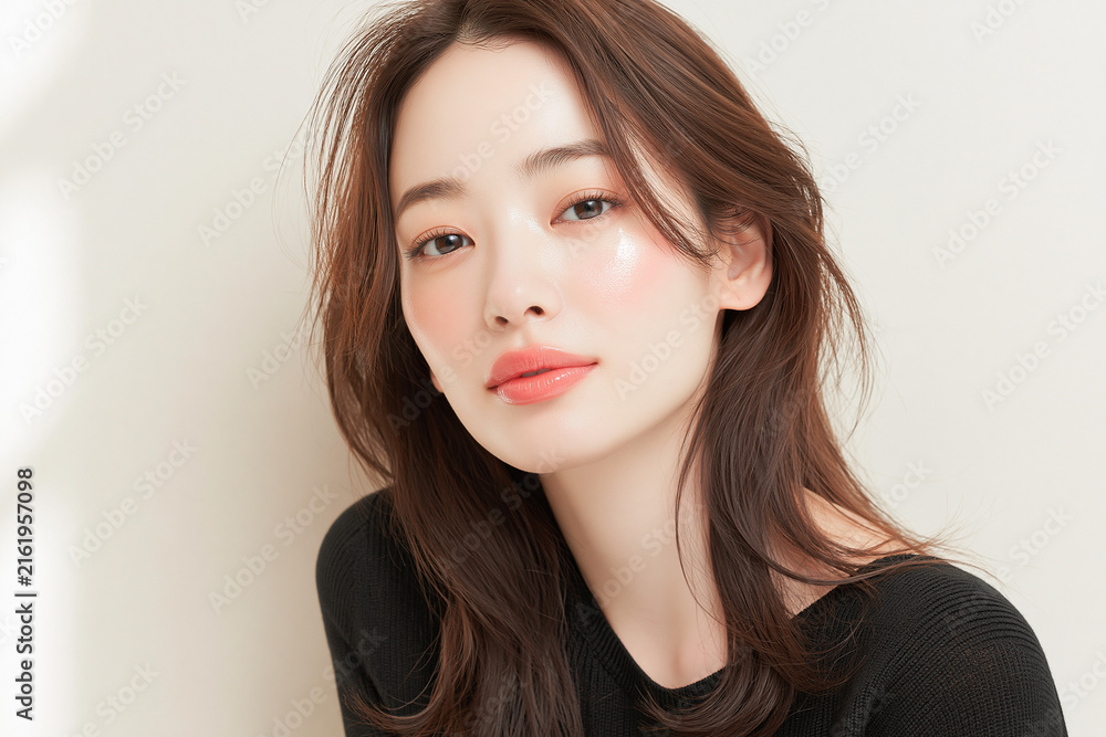 Fototapeta premium 美容, 女性, スキンケア, 化粧品, ビューティー, 若い女性, 美肌, 日本人, アジア人, フェイシャル, メイク, 美容液, 保湿, クリーム, エイジングケア, 美容医療, エステ, 美容クリニック, 肌ケア, ナチュラルメイク, 透明感, ツヤ肌, モデル, 笑顔, ポートレート, クローズアップ, リラックス, 癒し, 健康的, 美白, コラーゲン, ヒアルロン酸, アンチエイジング