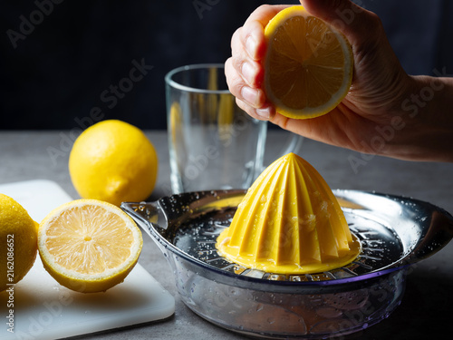 Foto Juice the lemons with a juicer