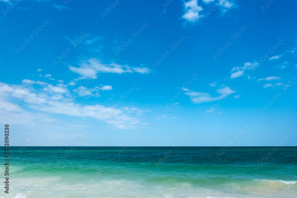 Naklejka premium Tropical Nature ocean and summer sea water with beautiful bright sunlight. Perfect for summer vacation and travel background
