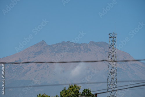 Fotografie Long range view of a massive stratovolcano that appears identical to Mount Sumbing