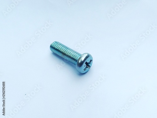 Foto Close-up of silver metal Phillips head screws arranged on a clean white background, showing threaded fasteners used for construction, assembly, and DIY projects