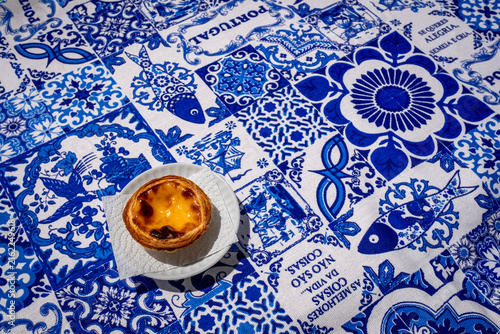 Fotografía Wide shot of pastel de nata custard tart on blue tablecloth with