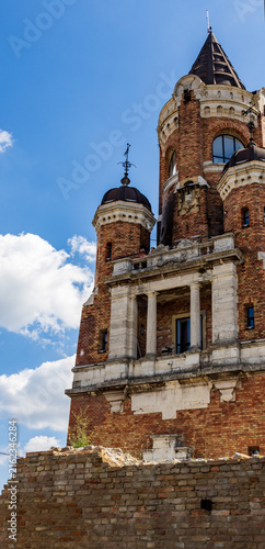 Foto Large brick building with a tower and a steeple