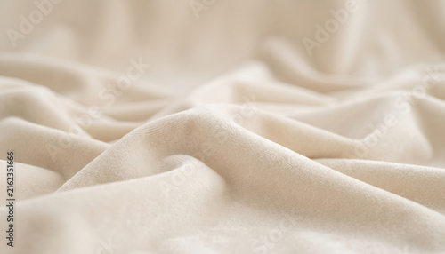 Foto Cream velvet forms cloudlike folds beneath soft diffused light, creating a seren