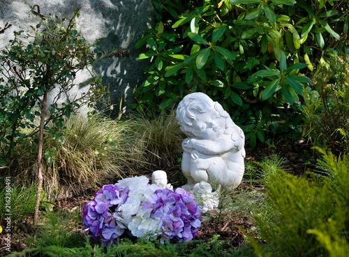 Foto schöner kleiner Engel hinter lila Blumen auf dem Hauptfriedhof Mülheim Ruhr