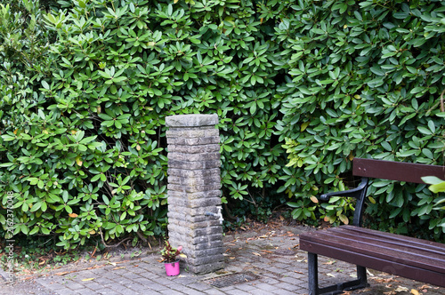 Wasserstelle neben einer Holzbank auf dem Hauptfriedhof  in Mülheim Ruhr