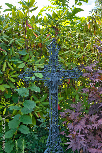 schönes verziertes schwarzes Eisenkreuz auf dem Hauptfriedhof  in Mülheim Ruhr