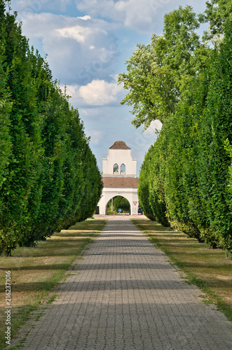Hauptweg mit Blick zum Eingang  auf dem Hauptfriedhof Mülheim Ruhr
